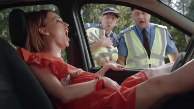 Foreign funny video: when a pregnant woman meets a traffic policeman