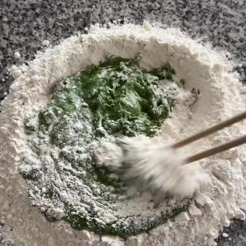 Spinach pasta & big meaty meatballs 🍝🌱