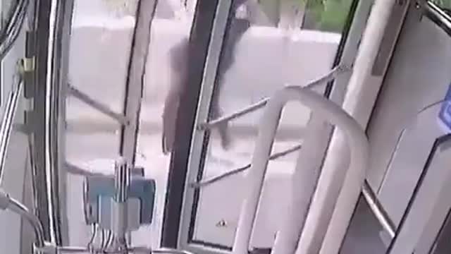 ΑΠΙΣΤΕΥΤΟΣ ΟΔΗΓΟΣ ΛΕΩΦΟΡΕΙΟΥ.