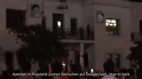 Fühle den Unterschied. Bei Protesten im Iran werden Porträts von Ayatollahs abgerissen. In Russla