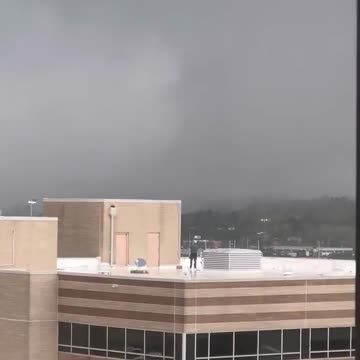 Strong Tornado hits Little Rock Arkansas
