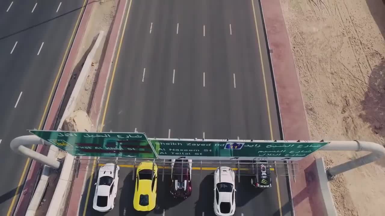 Dubai police & racer