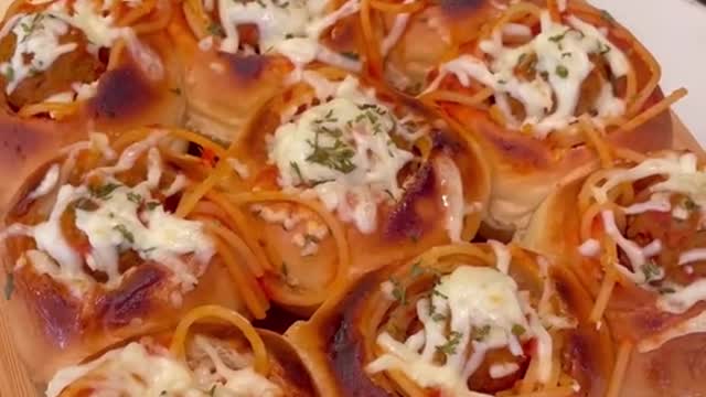Spaghetti meatball sliders 🍝 w @KING’S HAWAIIAN Sweet Slider Buns