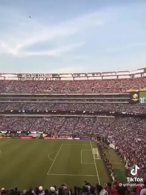 f.* Joe Biden in USA stadion