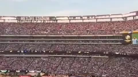 f.* Joe Biden in USA stadion