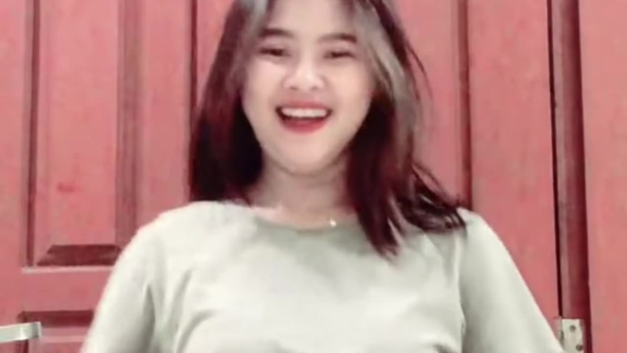 Gadis cantik yang sangat semangat dlm bermain dence
