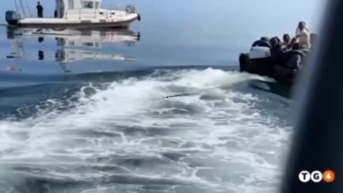 Migrant boat atacks with rocks