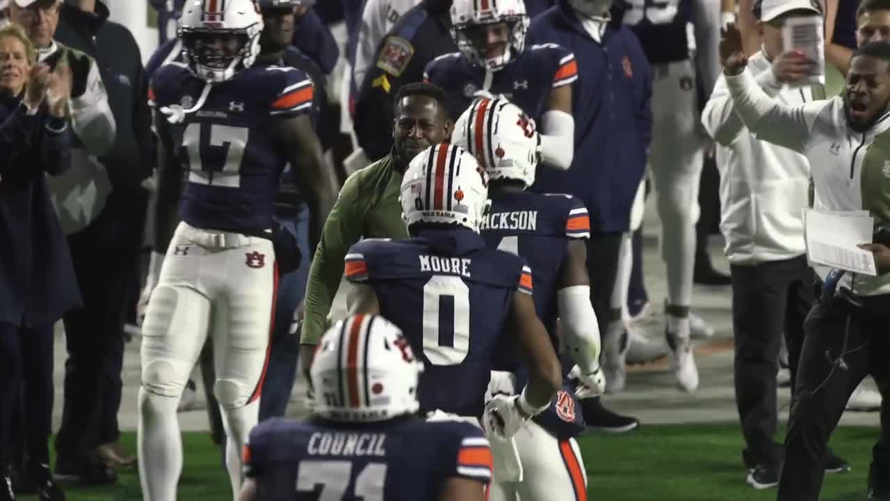 Cadillac Williams reacts to Auburn's touchdown pass against Texas A&M