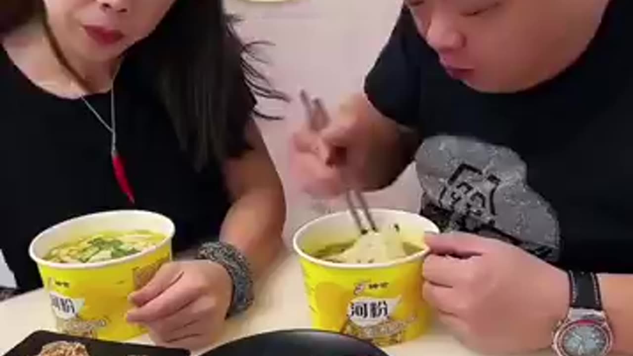 Husband and wife eat for Chinese language funny