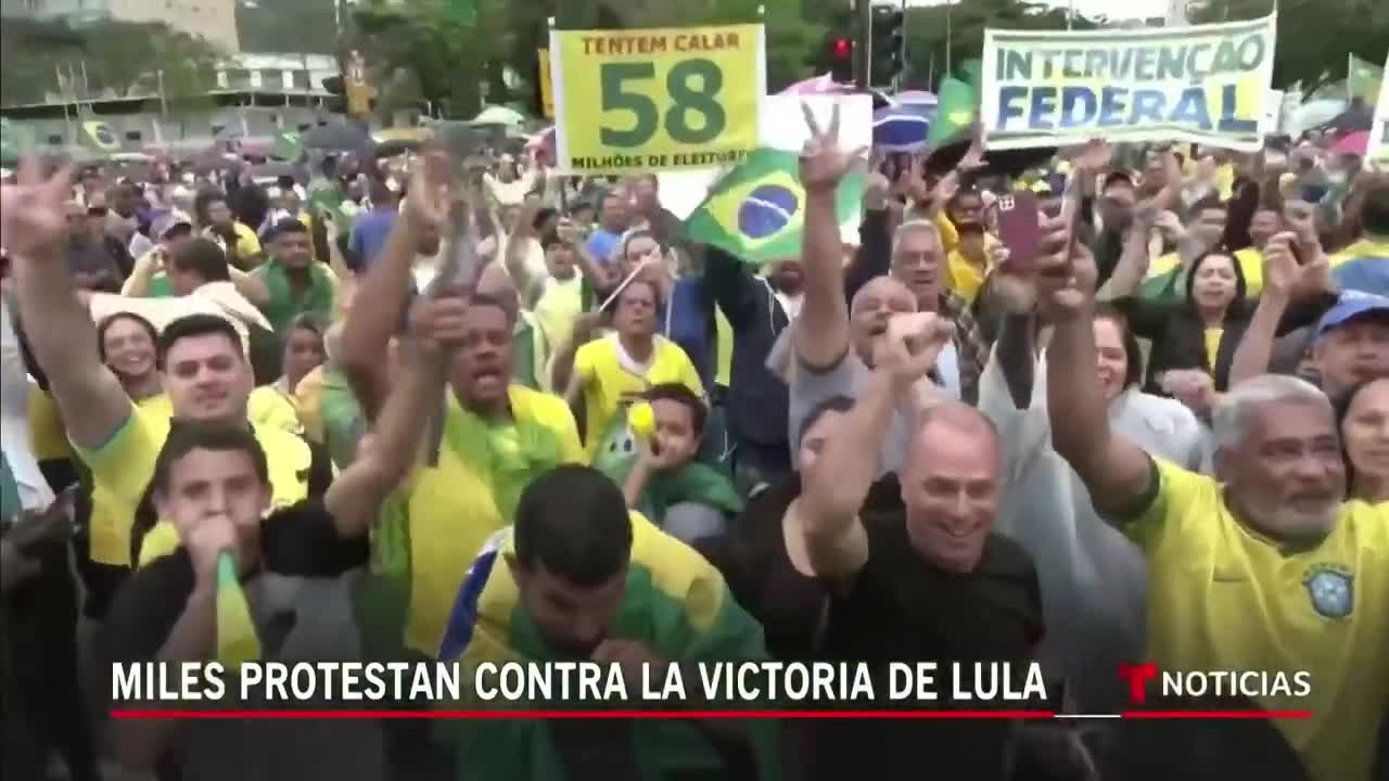 Persisten las protestas por derrota de Bolsonaro en Brasil | Noticias Telemundo