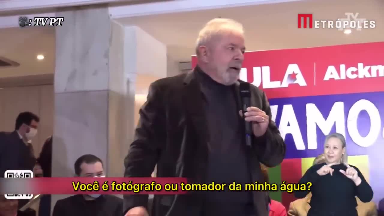 Fotógrafo tenta tirar garrafa de água das mãos de Lula e ex-presidente o repreende