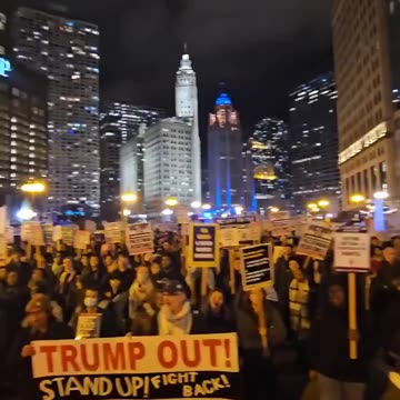 🚨Huge mob of protesters outside Trump tower in Chicago.
