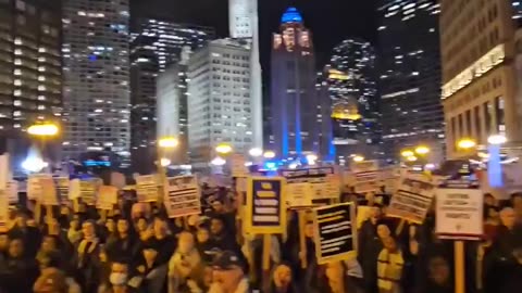 🚨Huge mob of protesters outside Trump tower in Chicago.