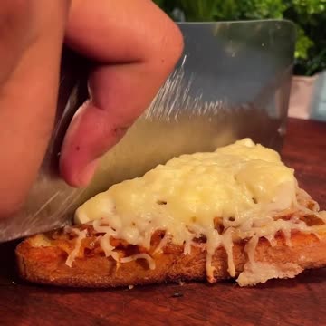 Homemade bread pizza😋