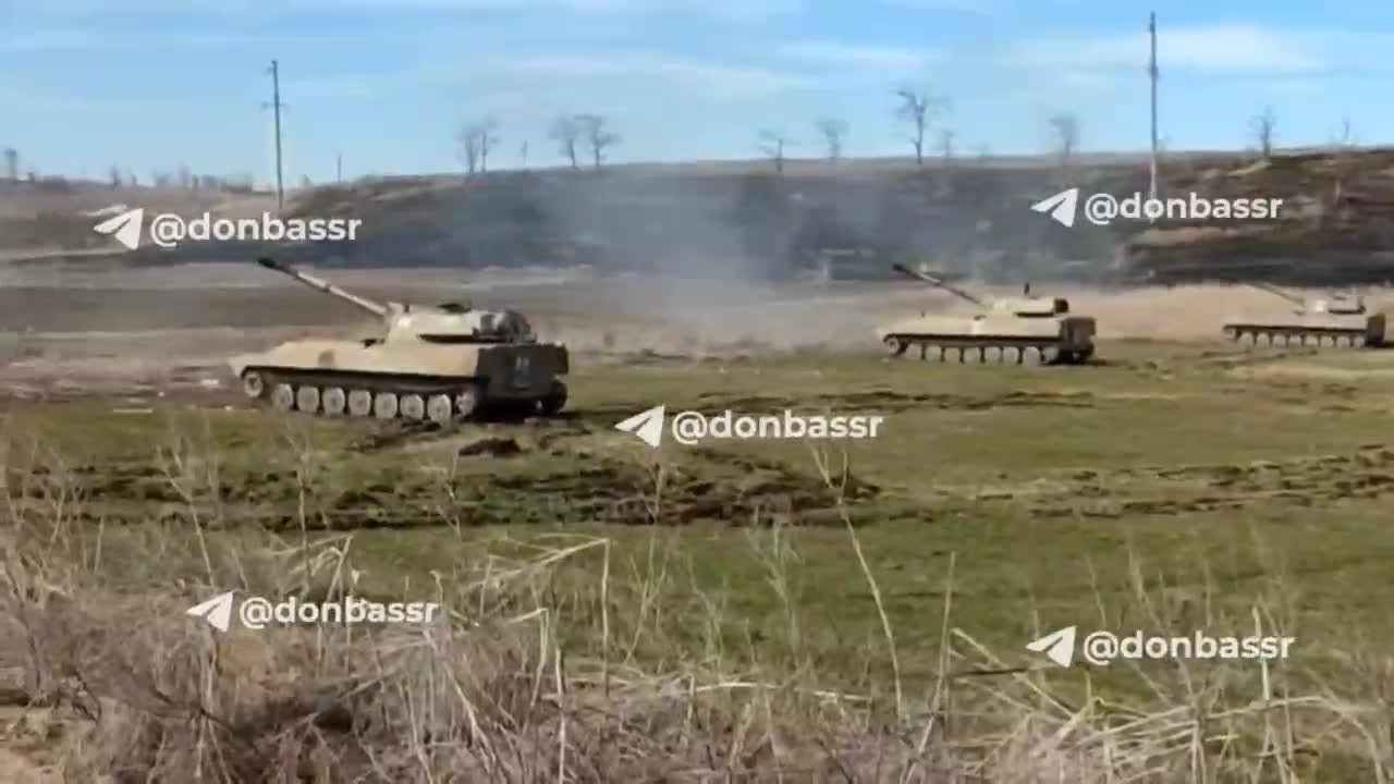 Self-propelled artillery of the People's Militia of the DPR is firing at the Azov bases in Mariupol