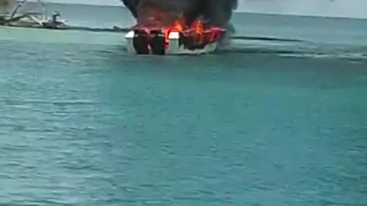 Video: Lancha se incendia en Islas del Rosario