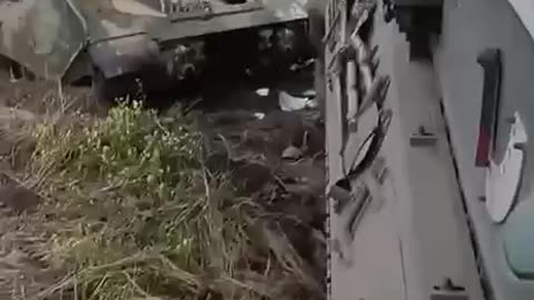 Ukrainian soldiers evacuate the damaged M2A2 Bradley ✊🏻