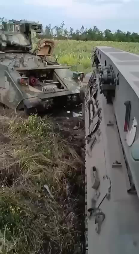 Ukrainian soldiers evacuate the damaged M2A2 Bradley ✊🏻