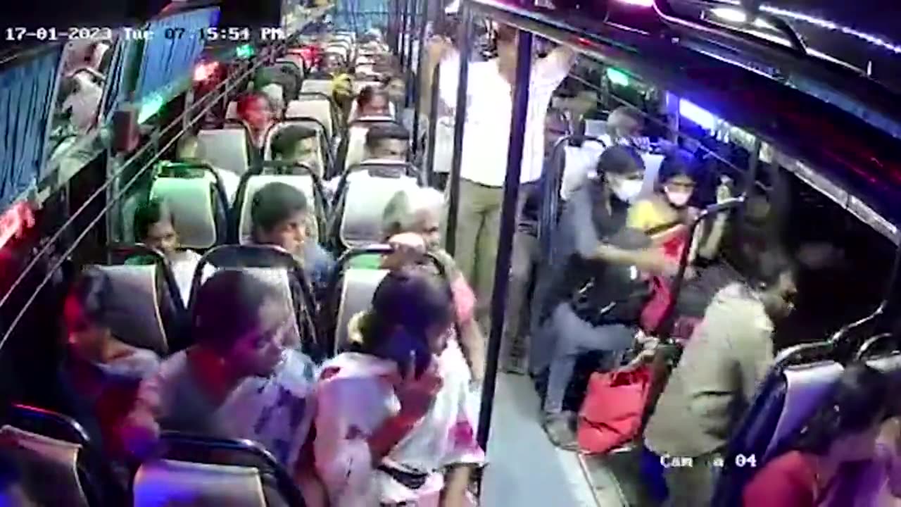 Guy on bus pulls a woman's hair👧🏾