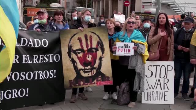 Javier Bardem protests outside Russian embassy