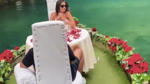 Restaurante flutuante no Líbano 💚 Quem você levaria 💙 Vídeo