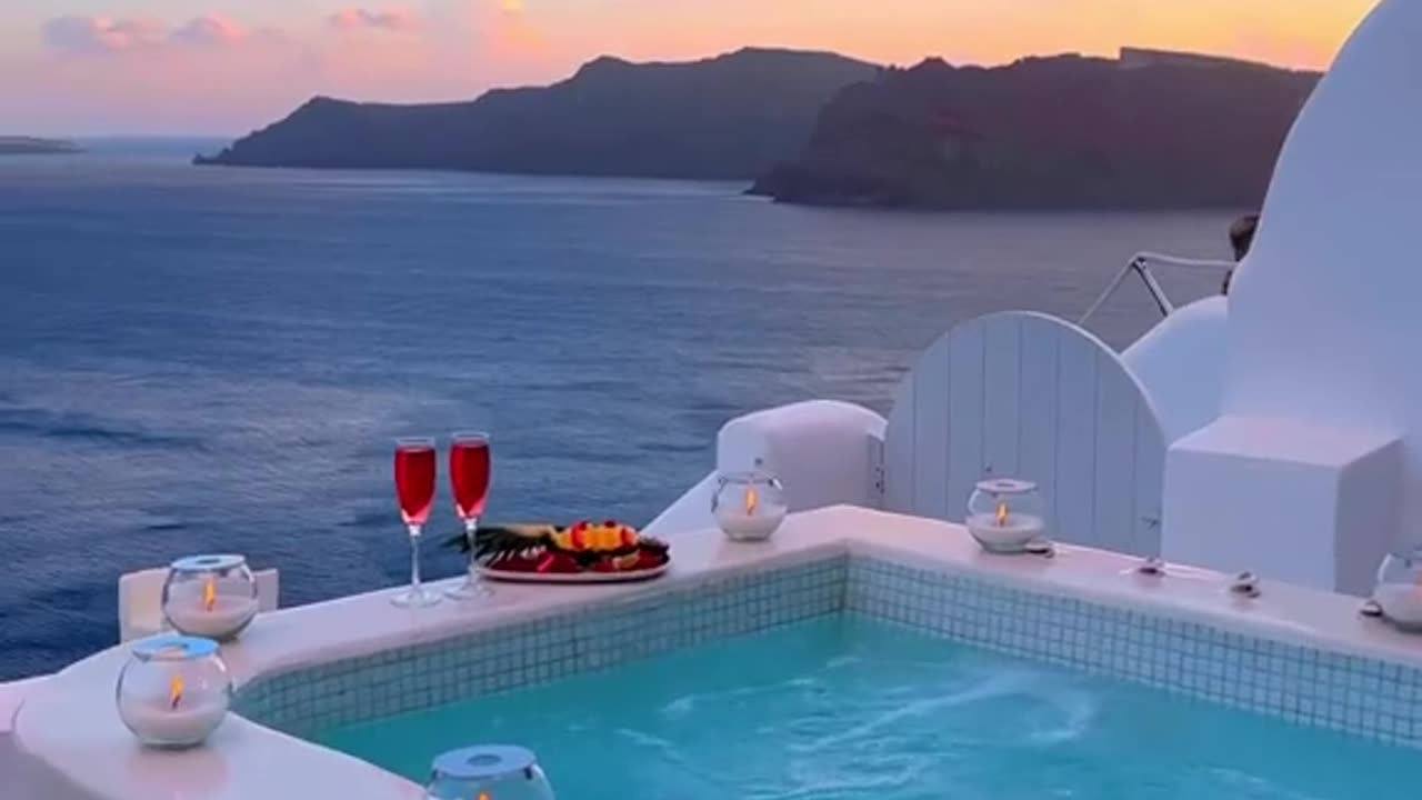 Just imagine spending your vacation in Santorini? 🤑💯🤟🏻💰😎