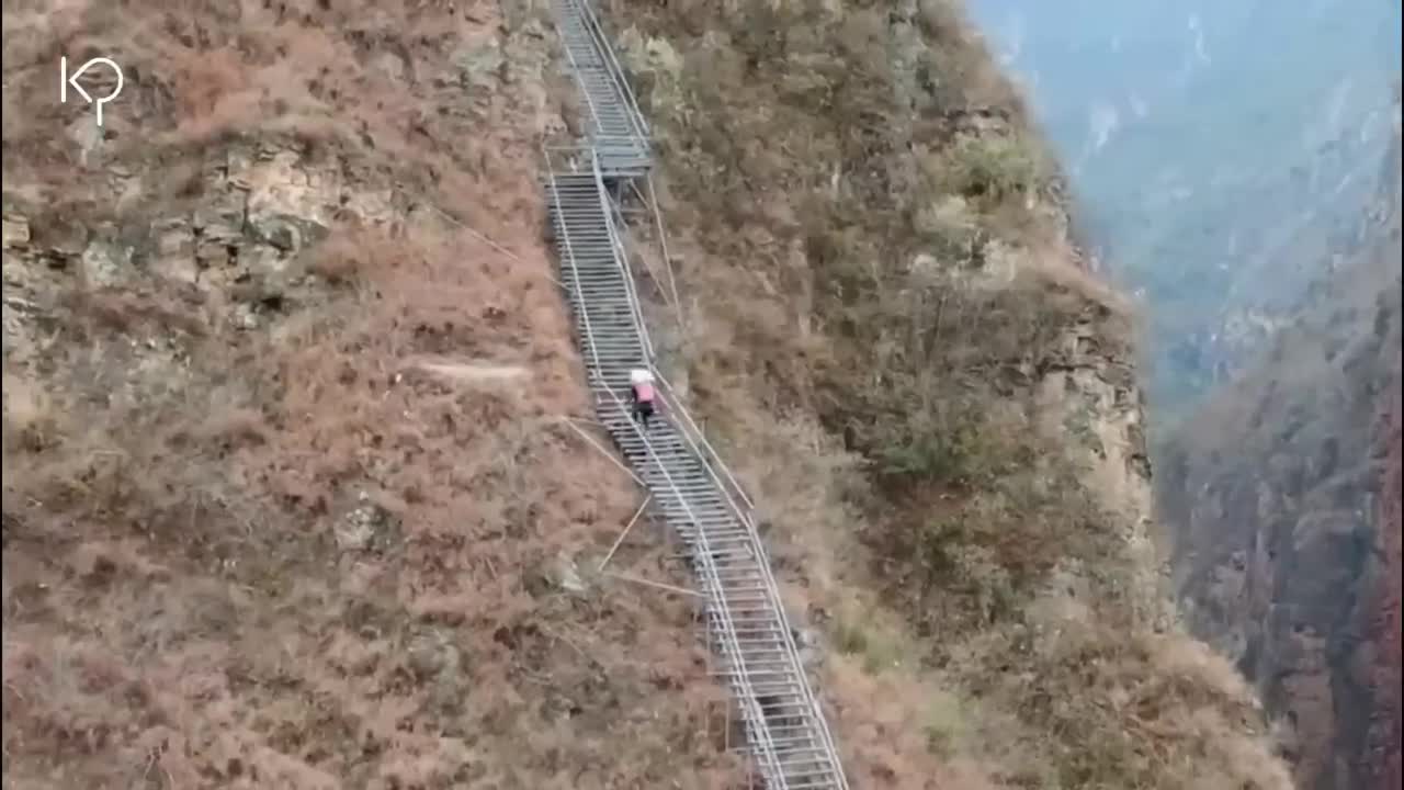 Melewati jembatan maut di China untuk sampai ke dess