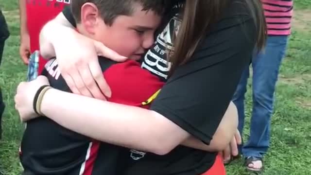 Army sister surprises little brother at ballgame