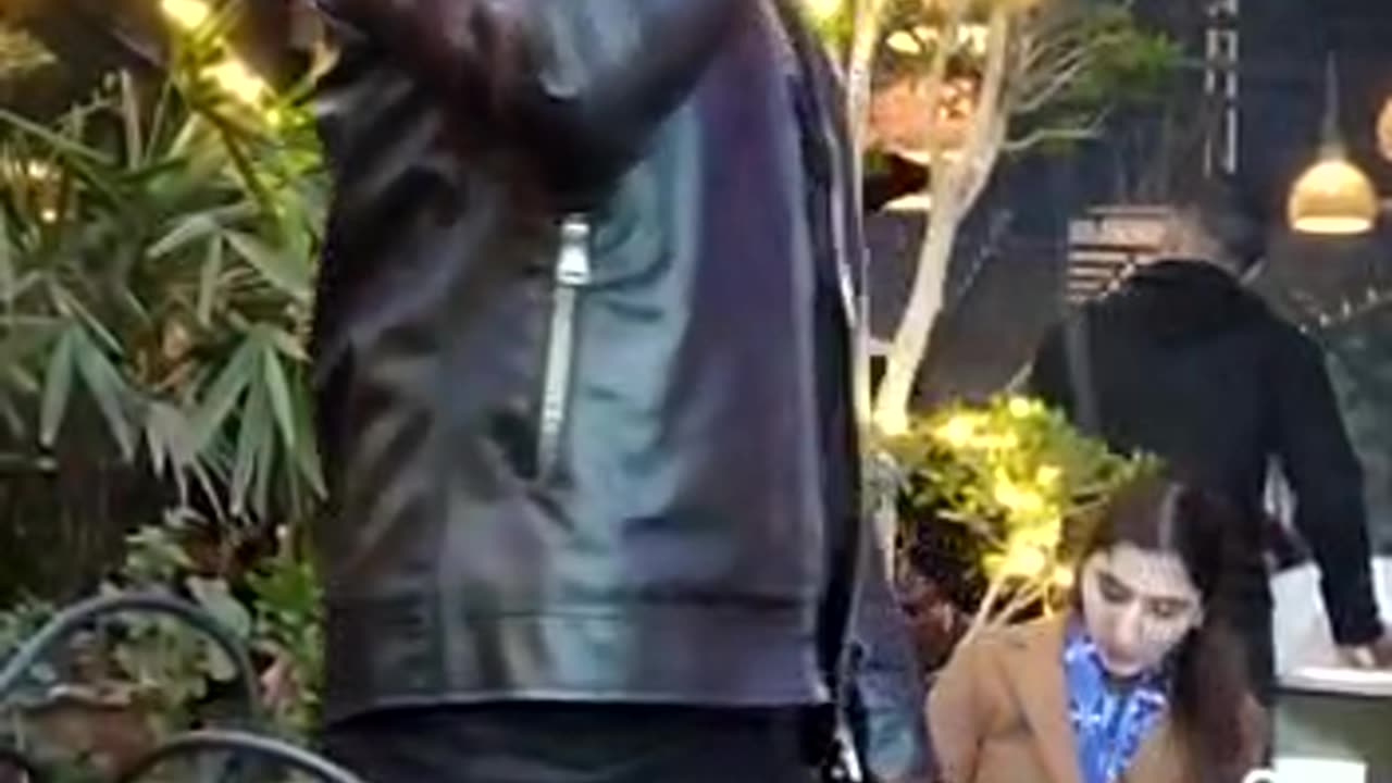 LIVE SINGING PERFORMANCE COFEE PLANET GULBERG