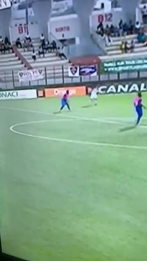 Video: futbolista profesional muere en medio de un partido