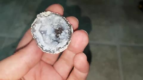 BREAKING OPEN A QUARTZ GEODE