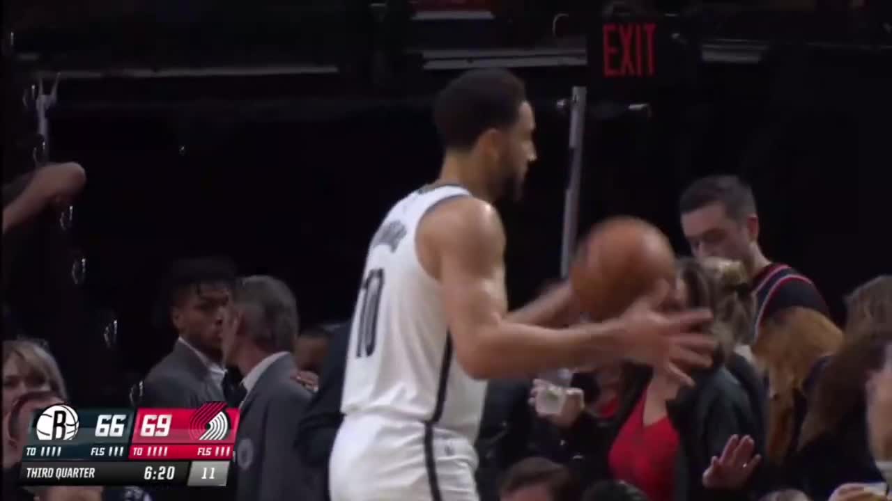 Ben Simmons started playing some volleyball mid-game😂