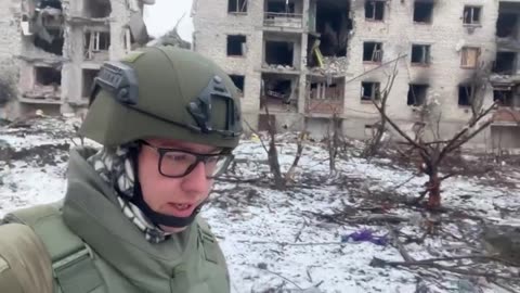 Με κόκκινες σημαίες που απεικονίζουν τον Ιησού Χριστό