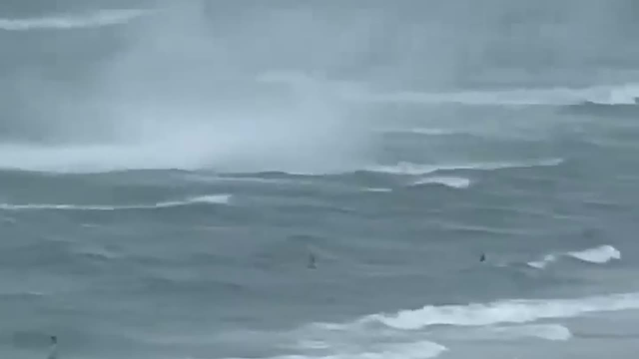 "Nature's Fury Unleashed: Witness the Astonishing Power of a Waterspout Tearing Through a Thriving Beach"