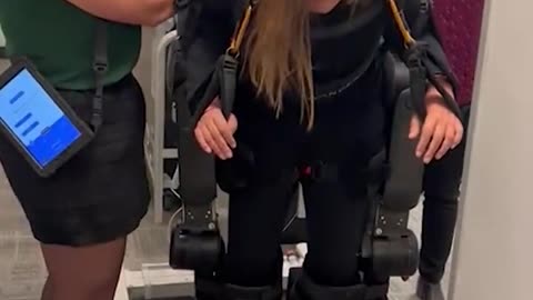 Mara Gabrilli anda com ajuda de exoesqueleto