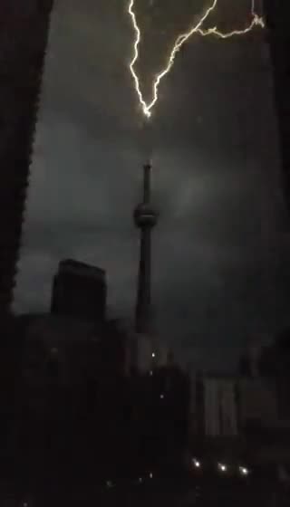 CANADA 🇨🇦 Lightning struck Toronto's CN Tower