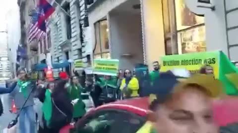 Protesto de brasileiros em frente ao hotel onde ministros do STF estão hospedados em Nova Iorque