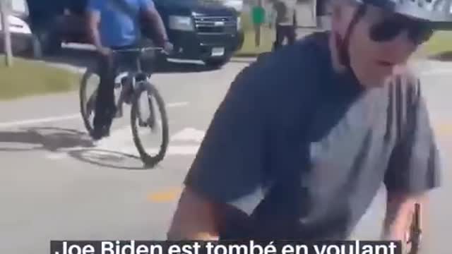 JoeBidenfallsoffhisbike!