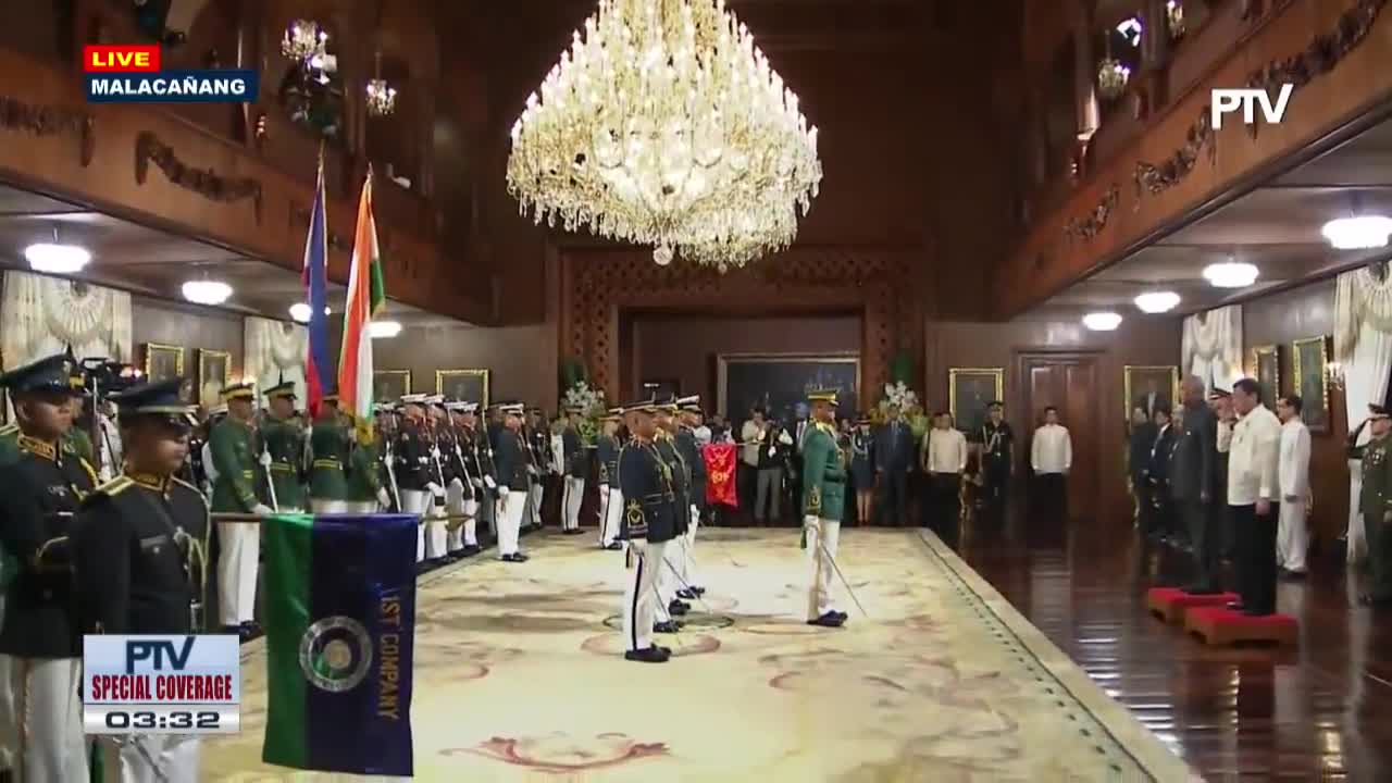 Philippine military band plays the Indian National anthem for President Ram Nath