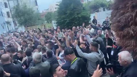 Kryeson Fisnik Qosjes, Kavaja shpërthen në festë