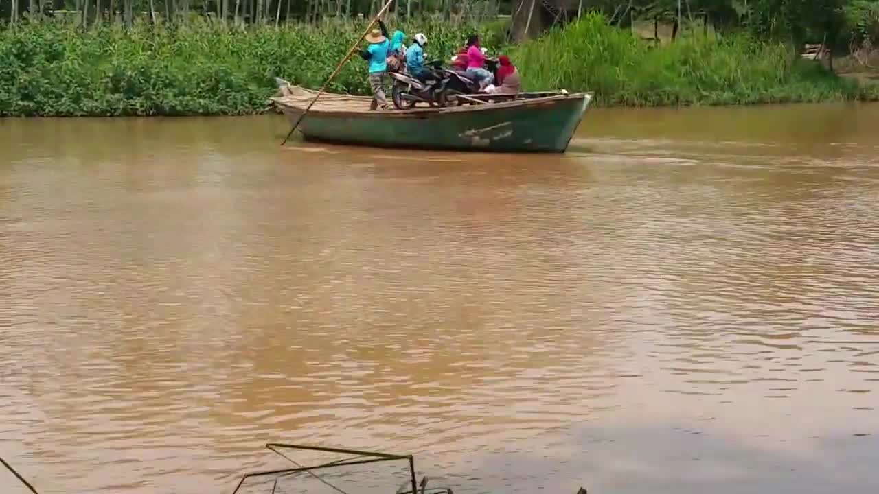 HOW TO CROSS THE MOTORCYCLE USING A BOAT ON THE RIVER