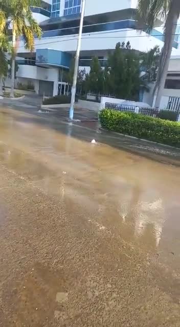 Por rotura de tubo, agua se derrama a chorros en Castillogrande