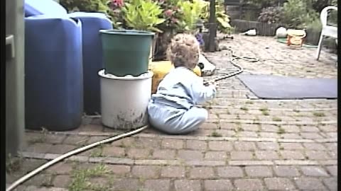 Baby Lara in de tuin