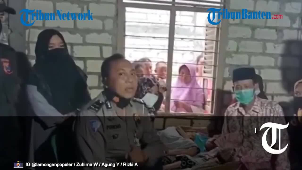 A woman sobs in front of a lonely grandmother😭😭