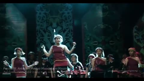TARIAN TRADISIONAL SUKU DAYAK KALIMANTAN DI INDONESIA.