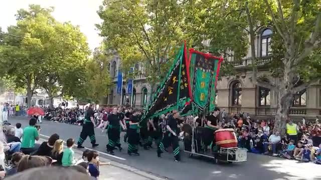 Bendigo Easter Parade Sun Loong Dragolds longest imperial dragon_Cut