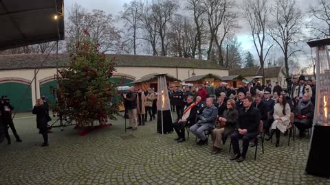 El villancico del coro de sacerdotes en el mercadito navideño de los reyes de Rumania