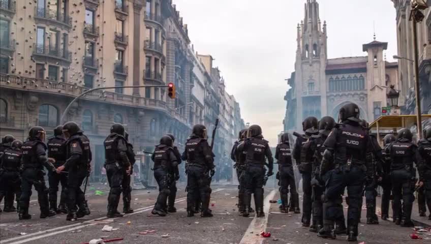 Los policías lloran al catalán caído por COVID 19, luchó en el fuego contra la ira separatista