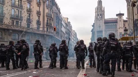 Los policías lloran al catalán caído por COVID 19, luchó en el fuego contra la ira separatista