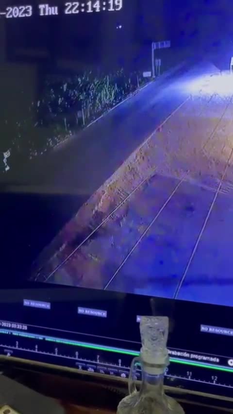 Mexico: CCTV footage showing the moment a white car throws a decapitated head in Coahuayana...